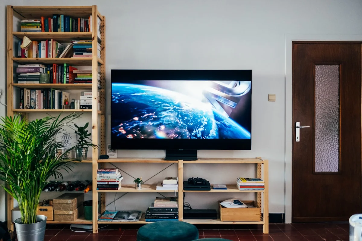 review of budget-friendly 4K TVs under $500 for small apartments - Television on book shelf in living room. Picture taken by Jonas Leupe (www.brandstof.cc/jonas) for Tandem Tech (www.tandemtech.be)